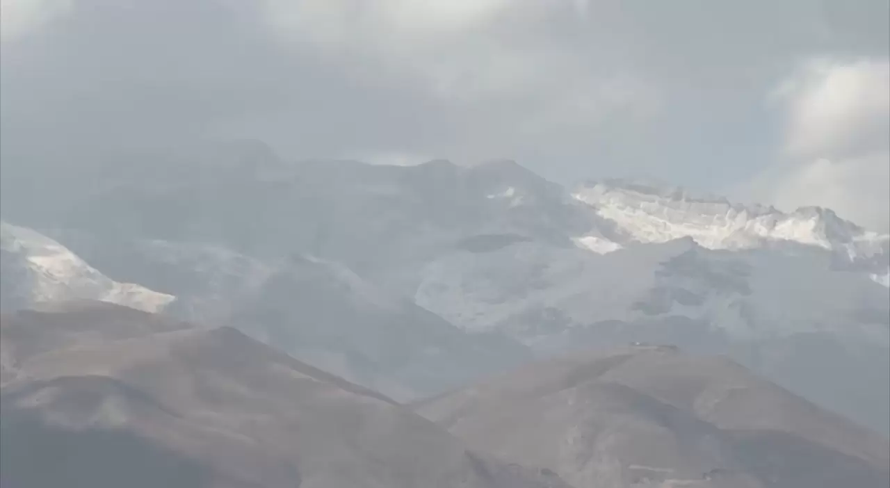 Yüksekova'ya mevsimin ilk karı düştü 4