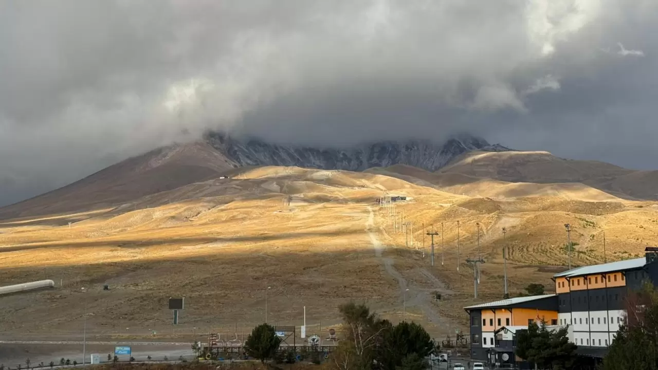 Erciyes Dağı'na mevsimin ilk karı düştü 2