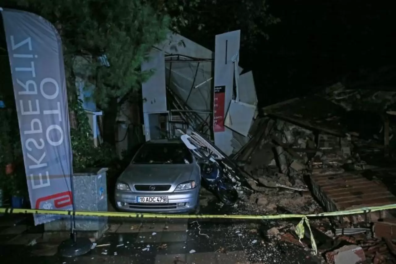 Balıkesir Sındırgı'daki depremin boyutu gün ağarınca ortaya çıktı 11