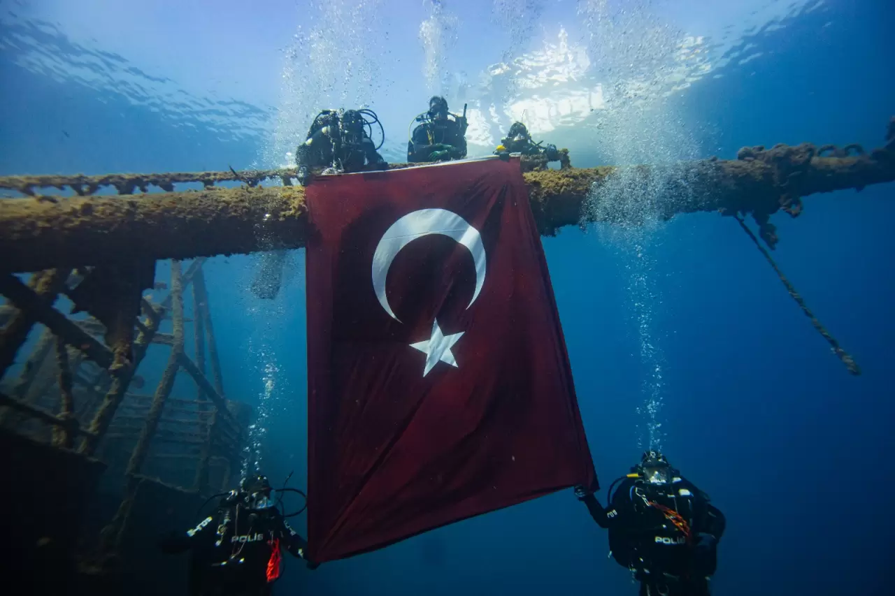 29 Ekim’e özel dalış: Deniz altında Türk bayrağı açtılar 2