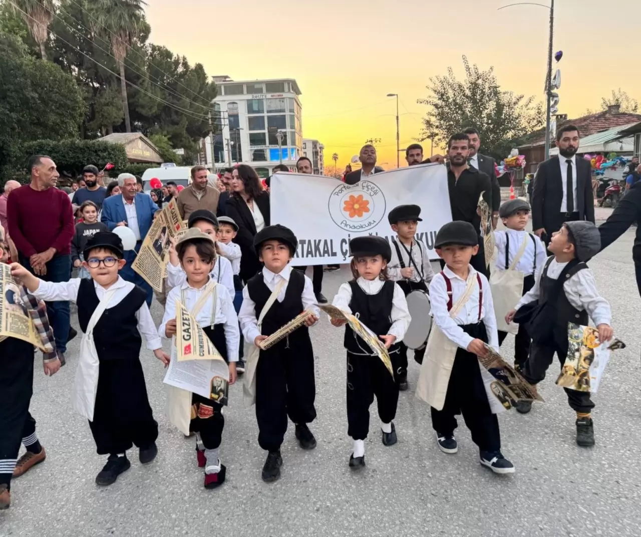 Hatay'da anaokulu öğrencileri Cumhuriyet'in ilanını duyuran gazete dağıttı 1