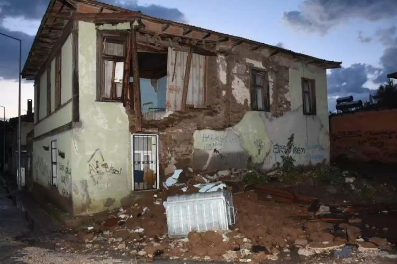Balıkesir Sındırgı'daki depremin boyutu gün ağarınca ortaya çıktı 17