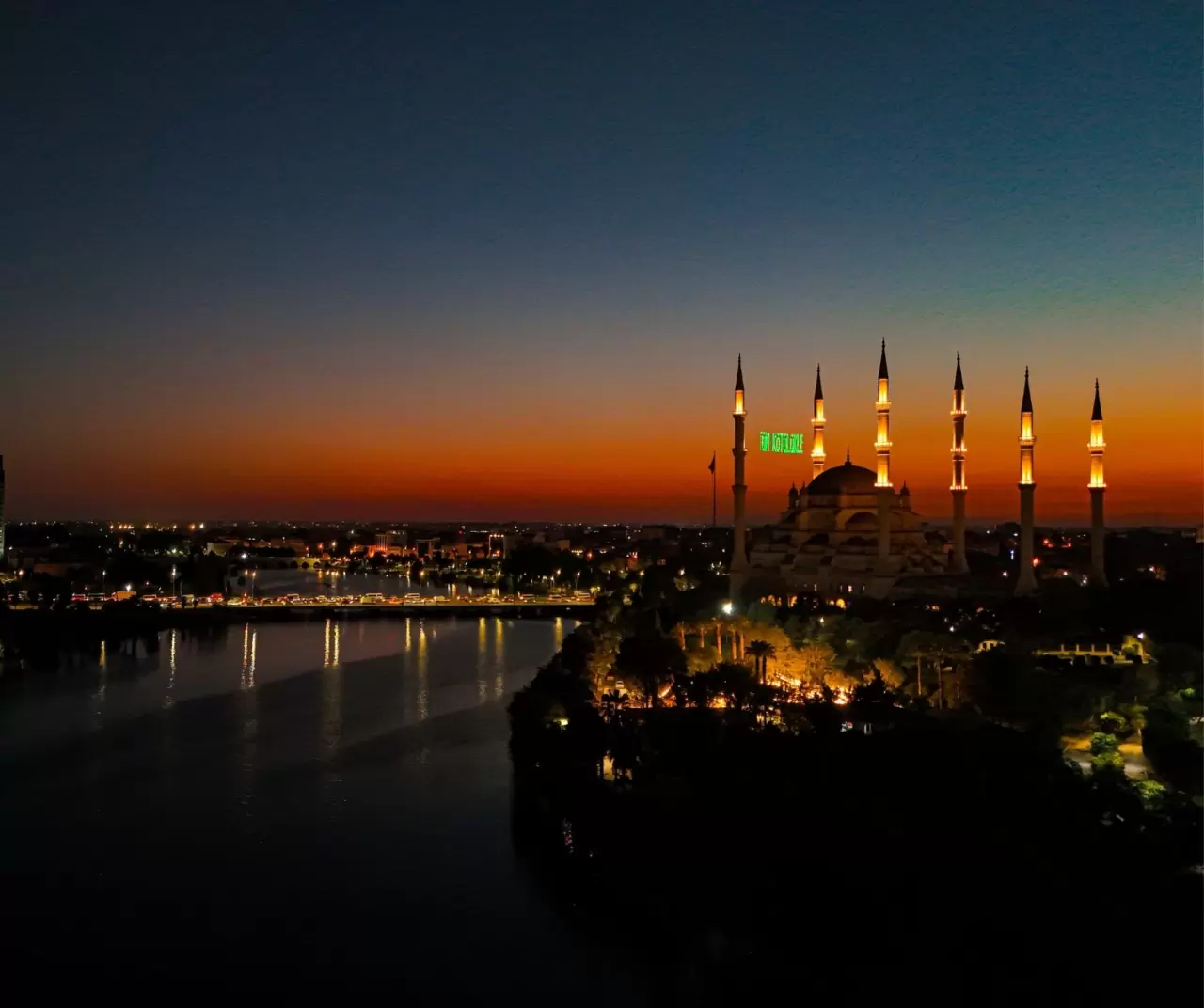 Adana’da Sabancı Merkez Camisi gün batımında büyüledi 1