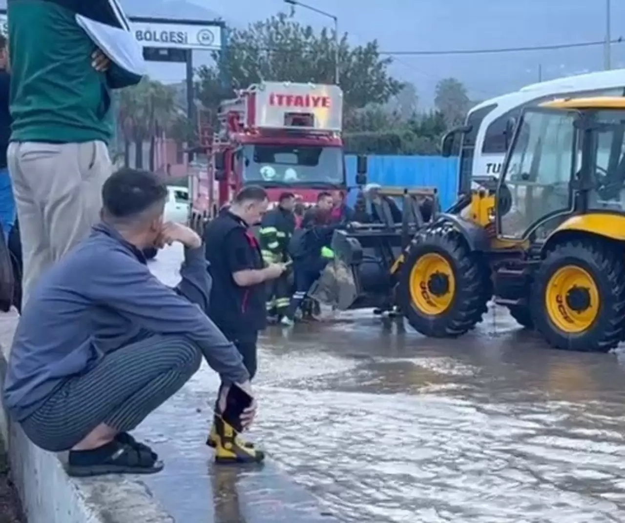 Hatay’da şiddetli yağış ve hortum: Payas’ta eğitime ara verildi 1