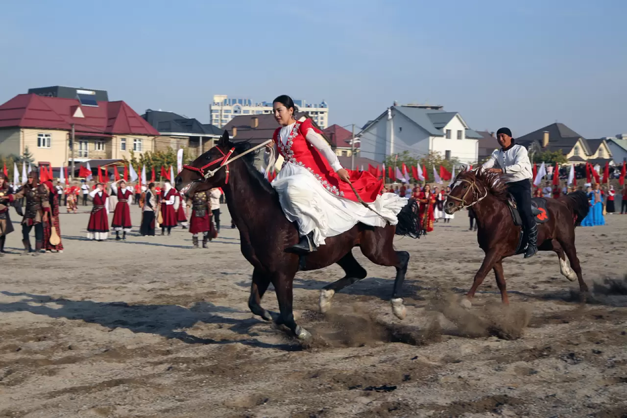 Kırgızistan-Türkiye Manas Üniversitesi'nde 2. Geleneksel Spor Oyunları heyecanı 9
