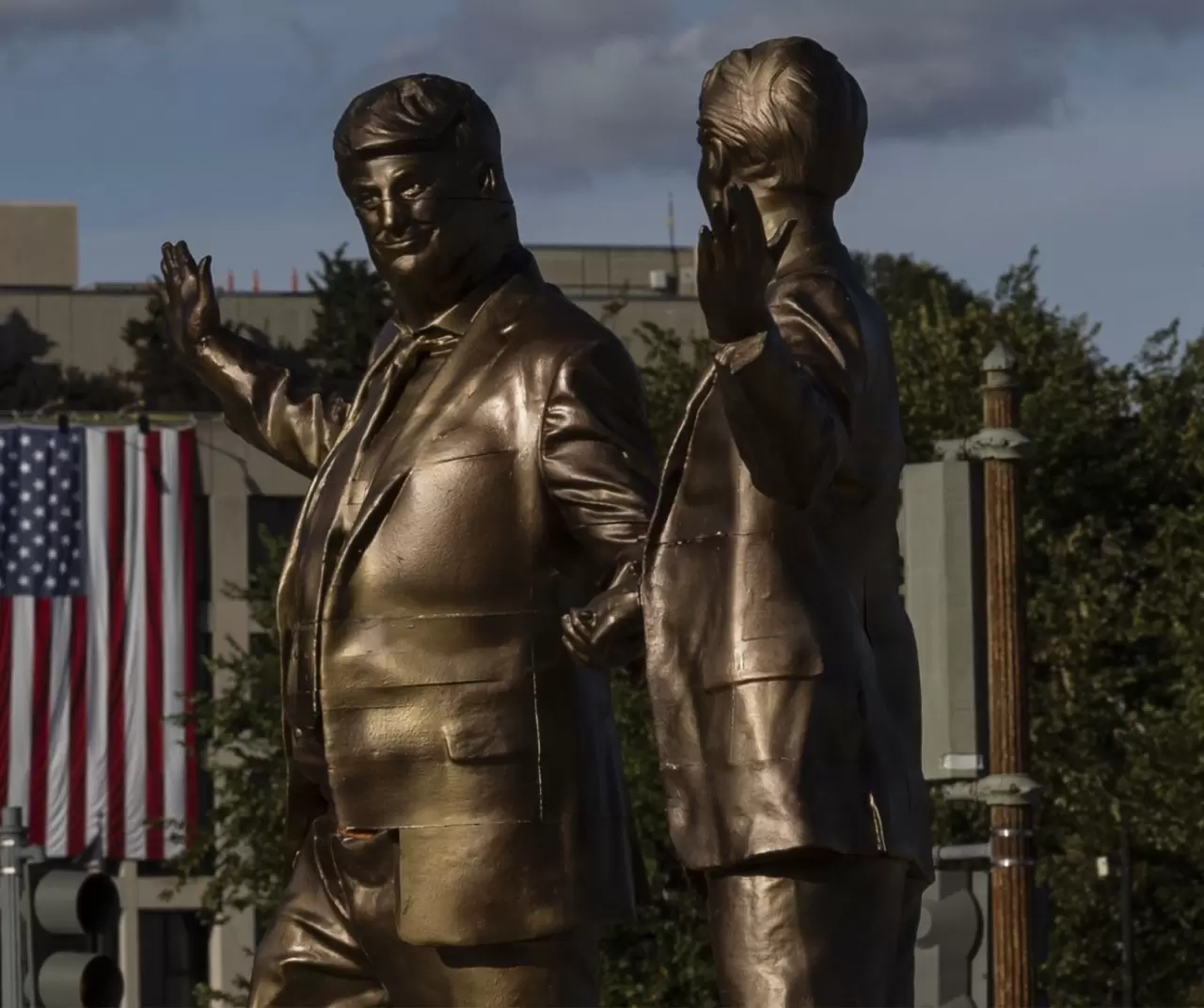 Washington'da Trump - Epstein heykeli yeniden ortaya çıktı 8