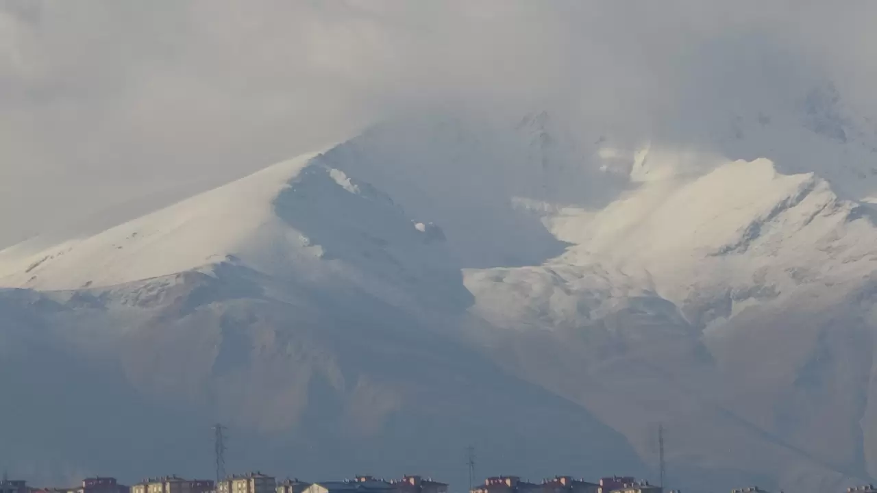 Van'da yüksek kesimlere düşen kar, dağları beyaz örtüyle kapladı 1