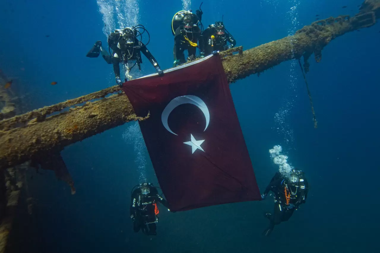 29 Ekim’e özel dalış: Deniz altında Türk bayrağı açtılar 1