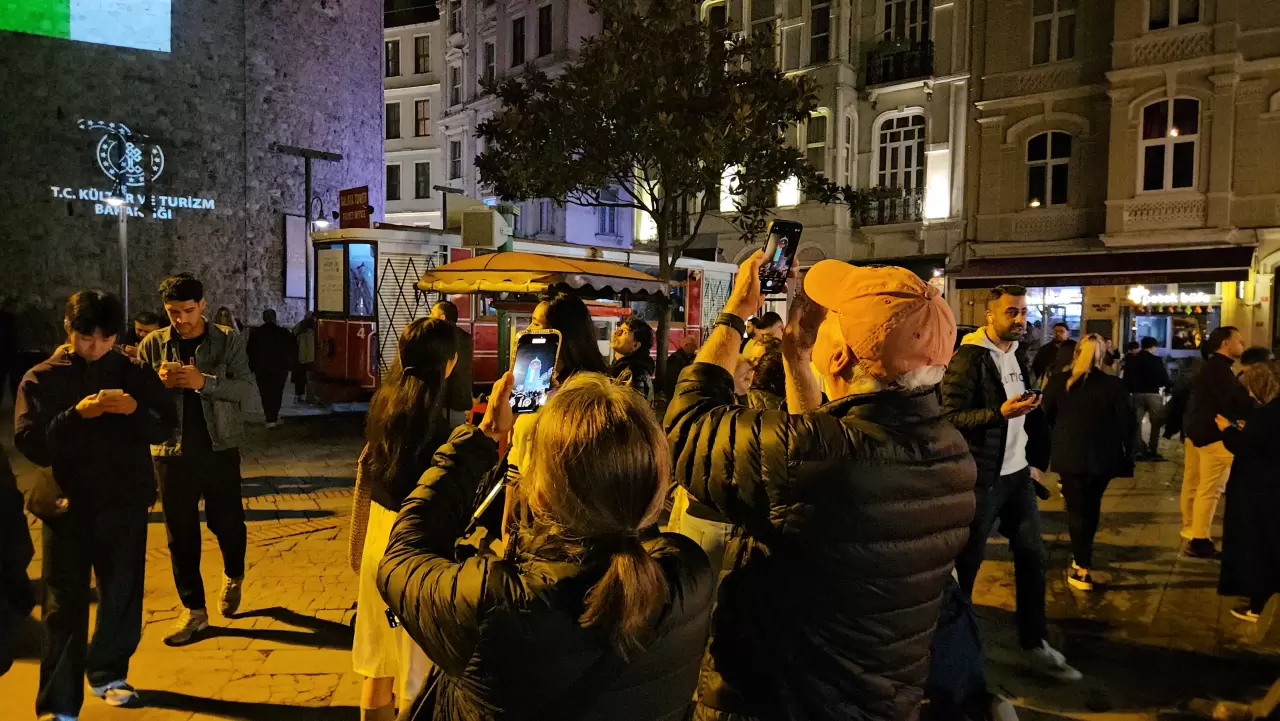 Filistin bayrağı Galata Kulesi'ne yansıtıldı 2