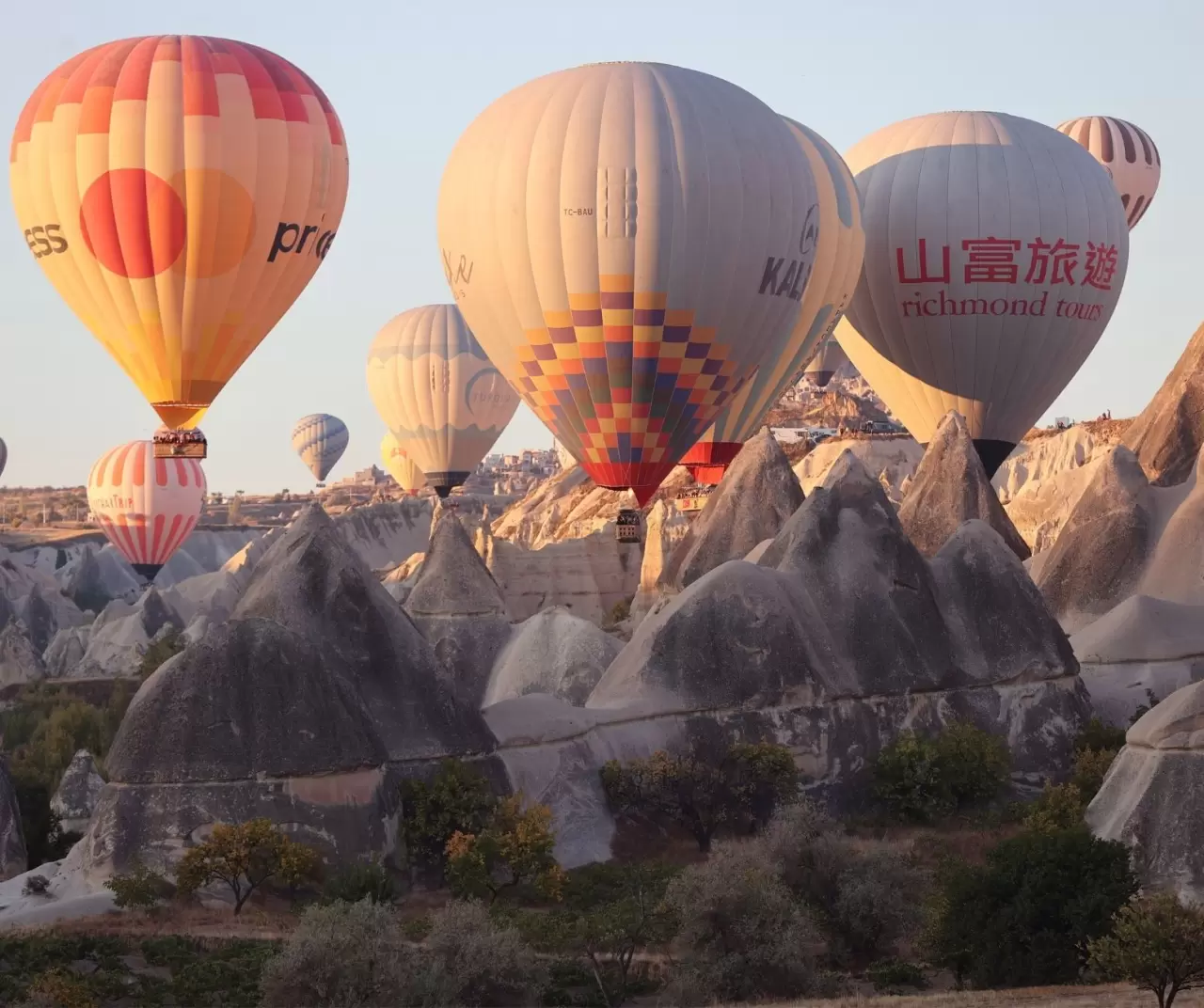 Kapadokya’da sıcak hava balonları Peribacaları üzerinde uçtu 6