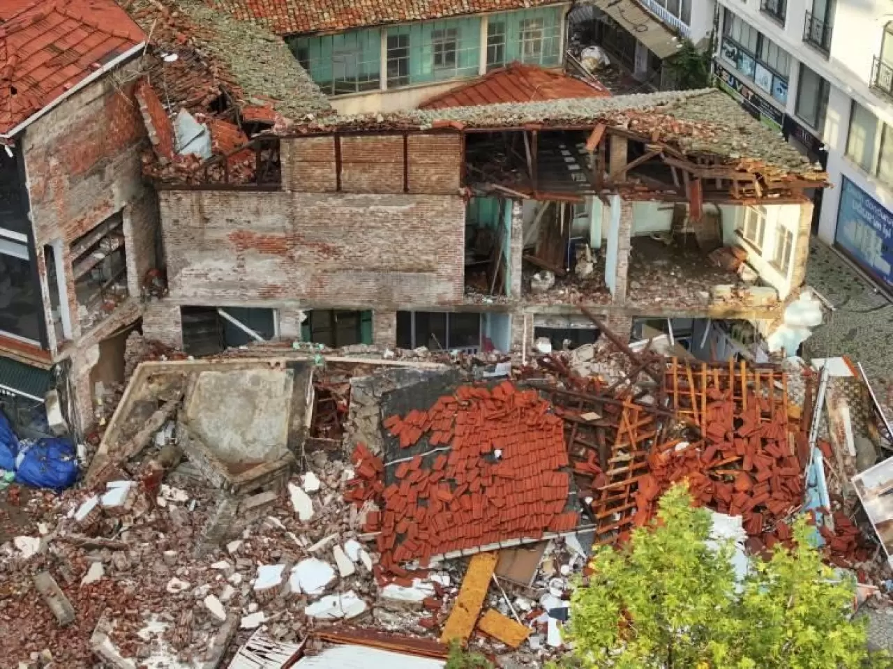 Balıkesir Sındırgı'daki depremin boyutu gün ağarınca ortaya çıktı 13