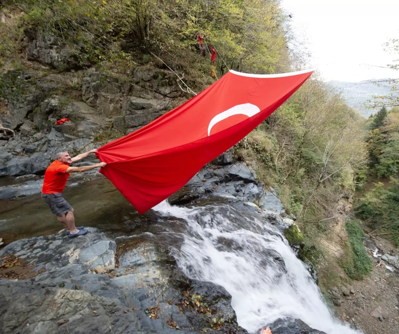 Cumhuriyet ruhu dağlarda: Giresunlu dağcılardan şelalede bayraklı kutlama! 4