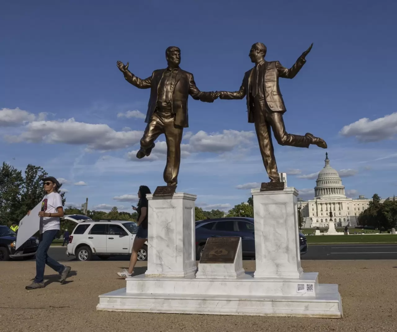 Washington'da Trump - Epstein heykeli yeniden ortaya çıktı 9