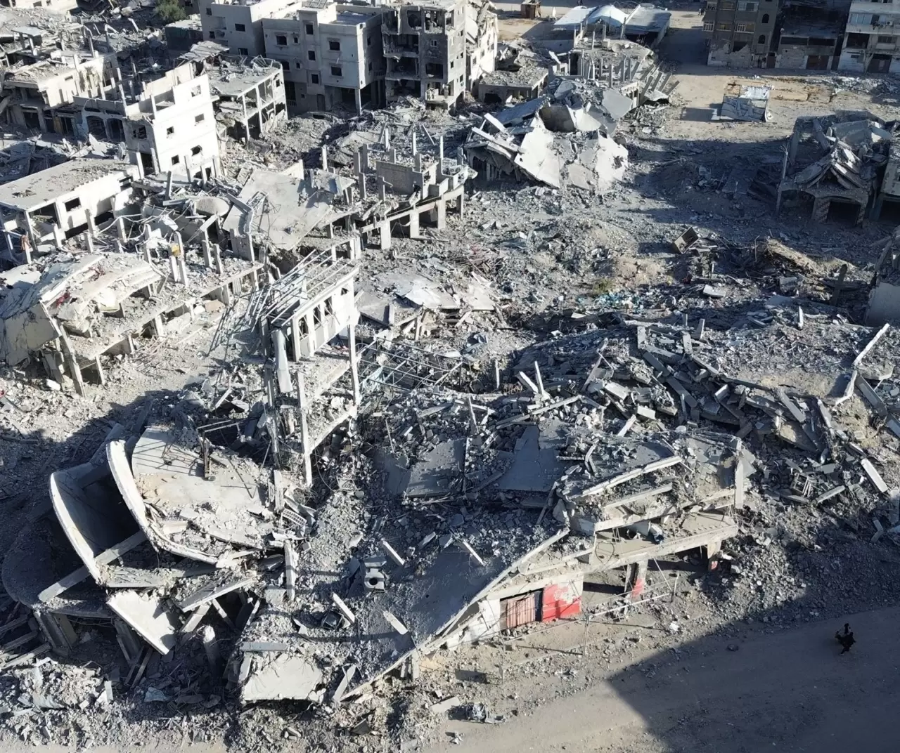 Gazze'de sağlanan ateşkesin ardından Han Yunus kentindeki yıkım havadan görüntülendi 9