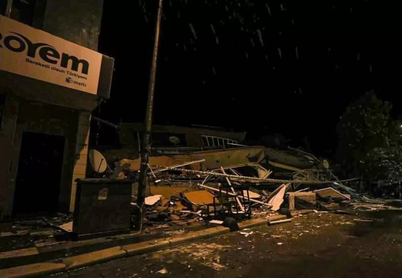 Balıkesir Sındırgı'daki depremin boyutu gün ağarınca ortaya çıktı 1