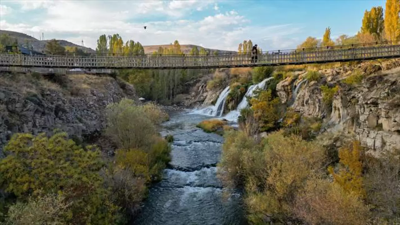Muradiye Şelalesi: Sonbaharın renkleriyle kartpostallık manzaralar sunuyor 1