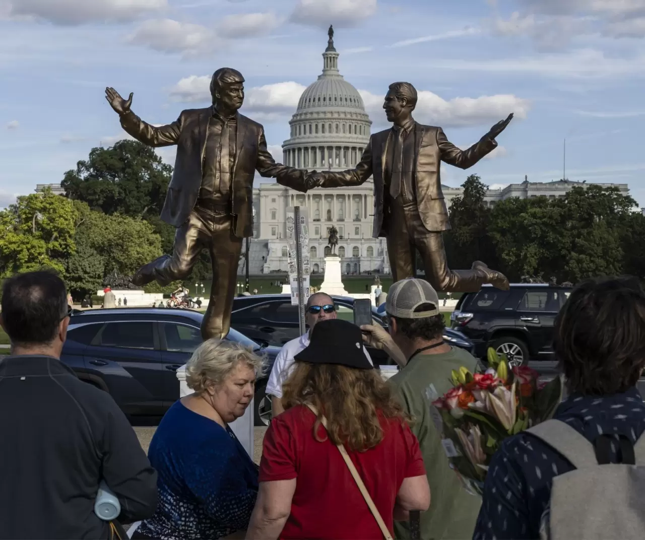 Washington'da Trump - Epstein heykeli yeniden ortaya çıktı 10