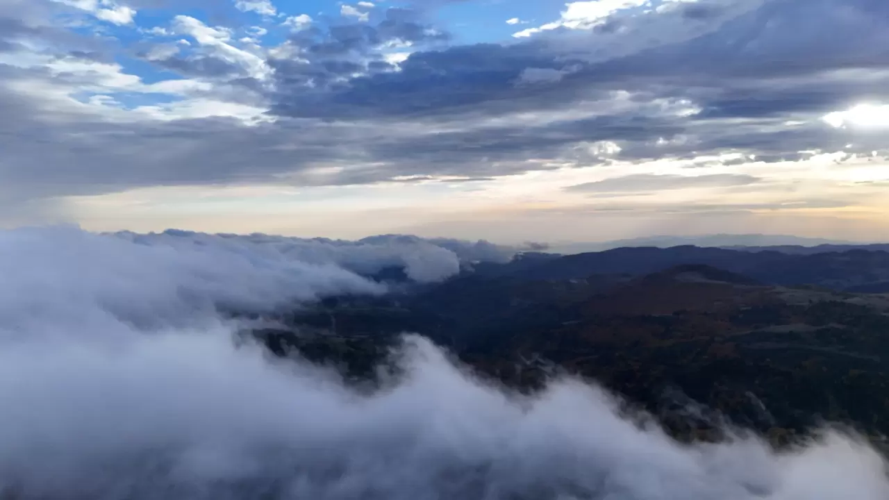 Samsun'da 1650 rakımlı Dürtmen Dağı'ndaki "sis denizi" dronla görüntülendi 2