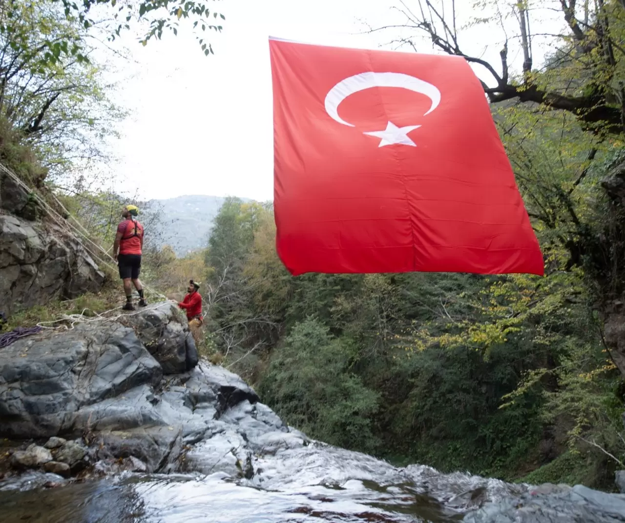 Cumhuriyet ruhu dağlarda: Giresunlu dağcılardan şelalede bayraklı kutlama! 9