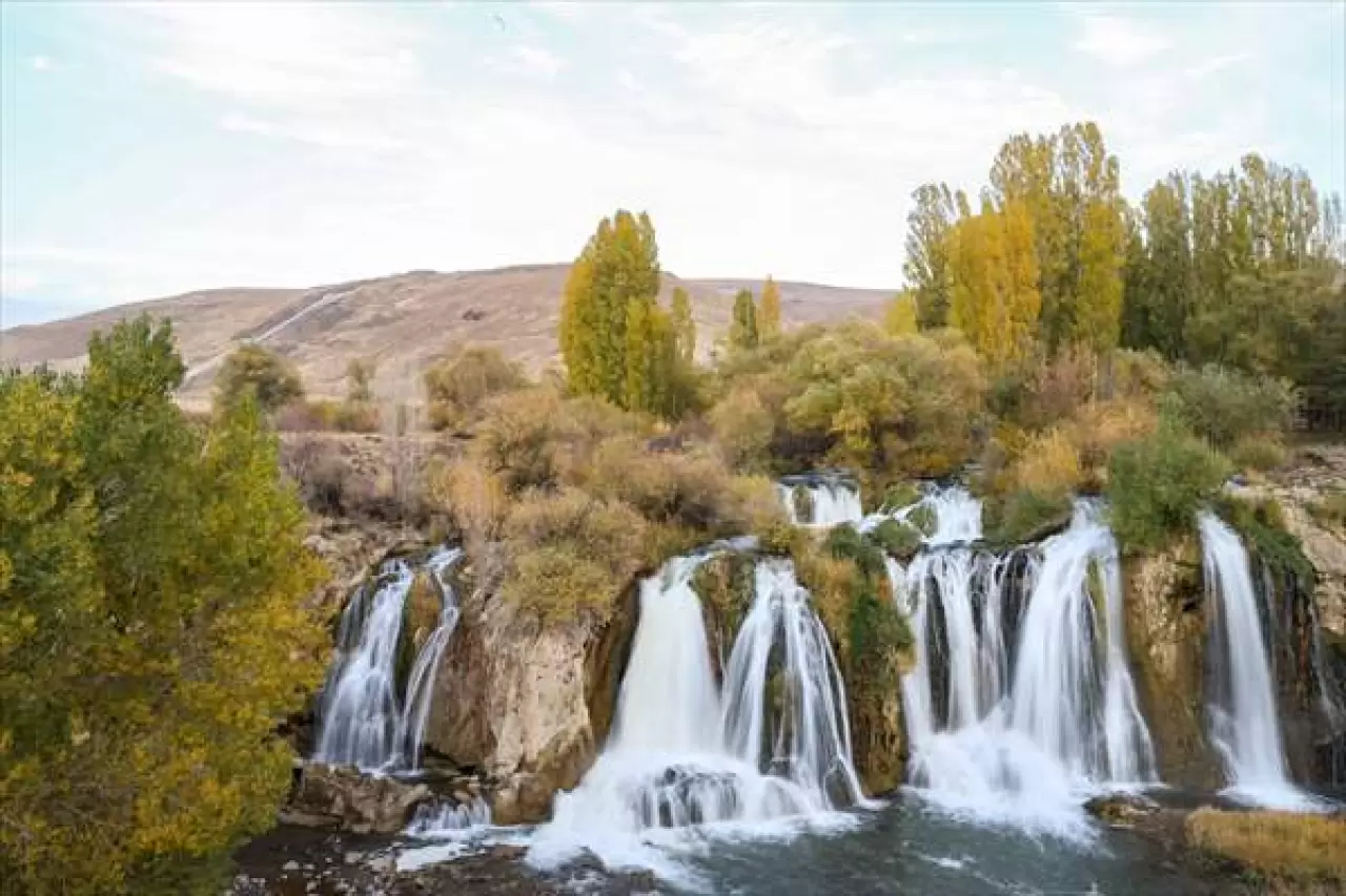 Muradiye Şelalesi: Sonbaharın renkleriyle kartpostallık manzaralar sunuyor 5