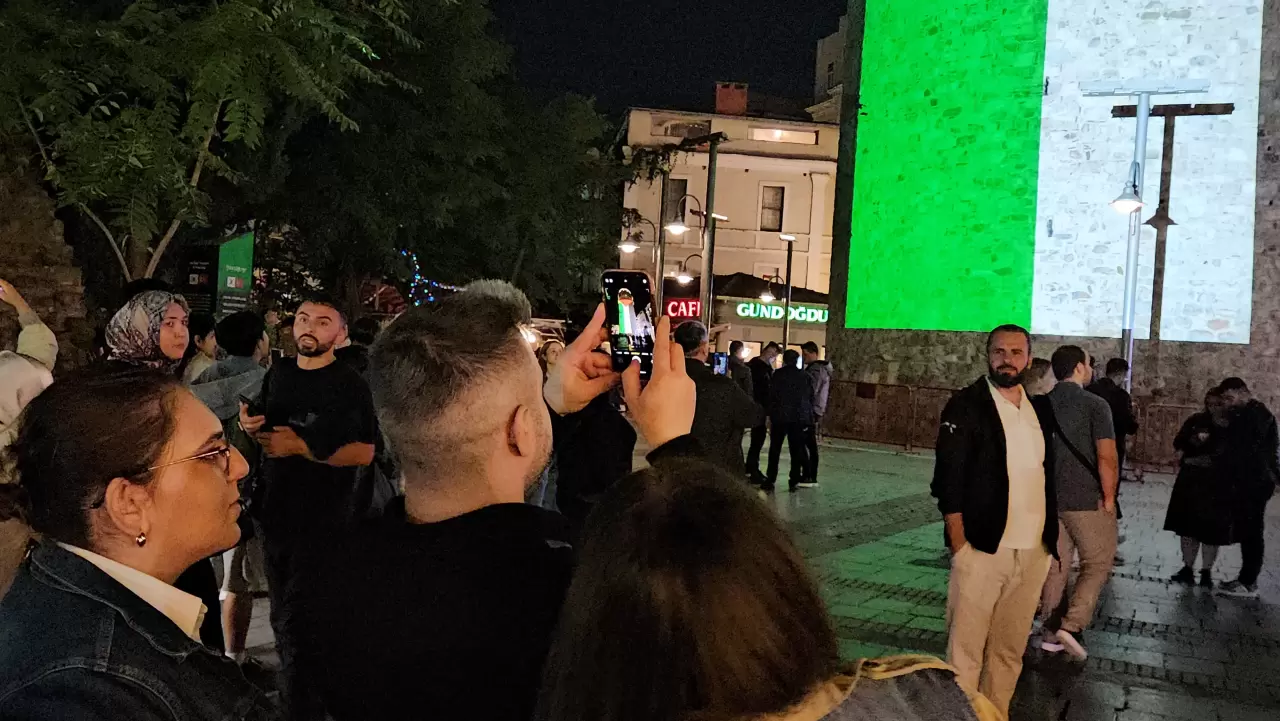 Filistin bayrağı Galata Kulesi'ne yansıtıldı 3