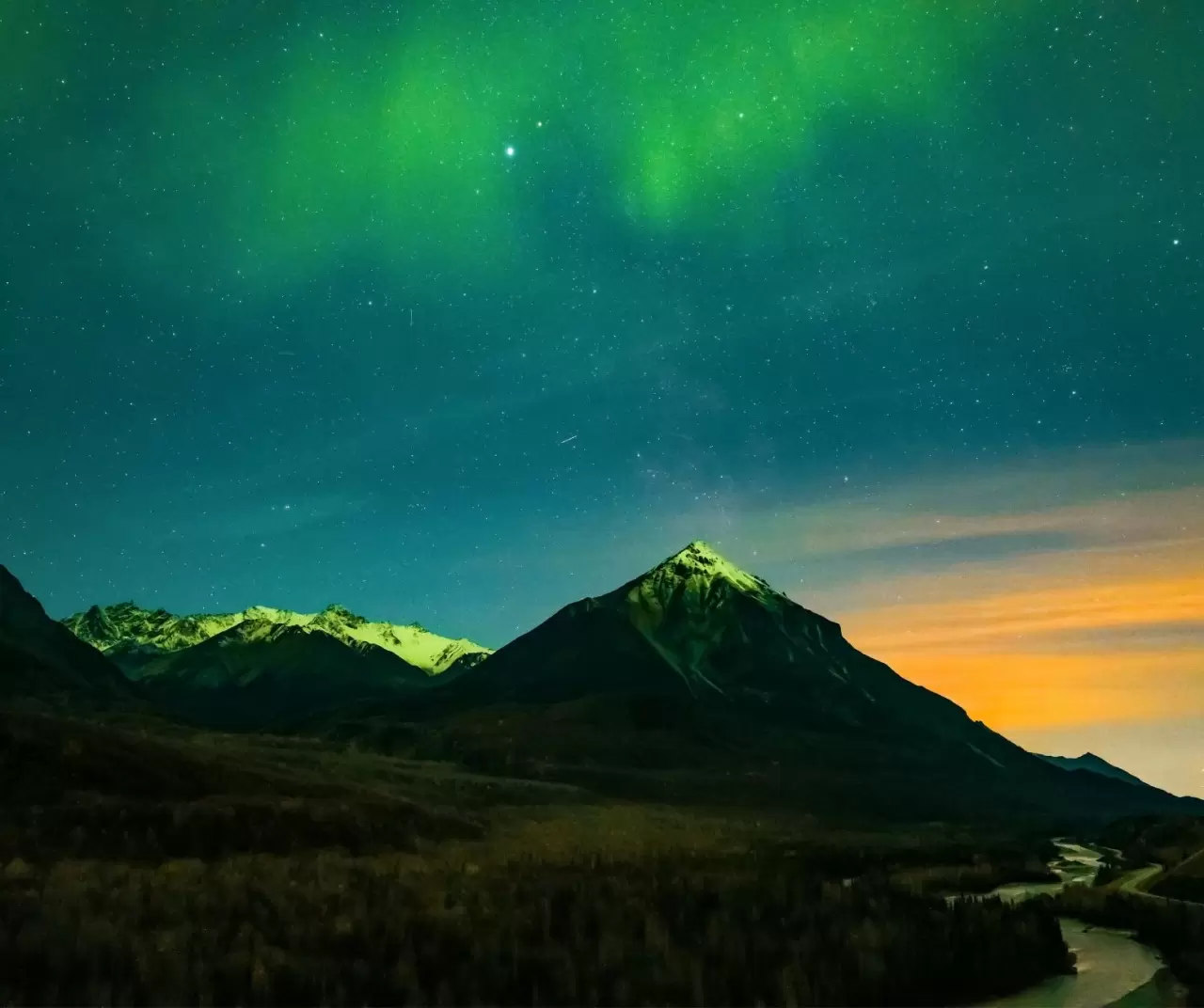 Alaska’da nadir gökyüzü manzarası: Kuzey Işıkları ve Samanyolu aynı karede 3