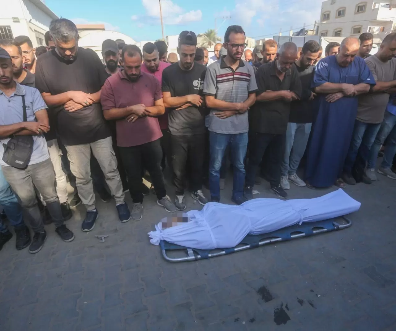 İsrail’in saldırısında yaşamını yitiren gazeteci Yahya Barzak için cenaze töreni düzenlendi 7