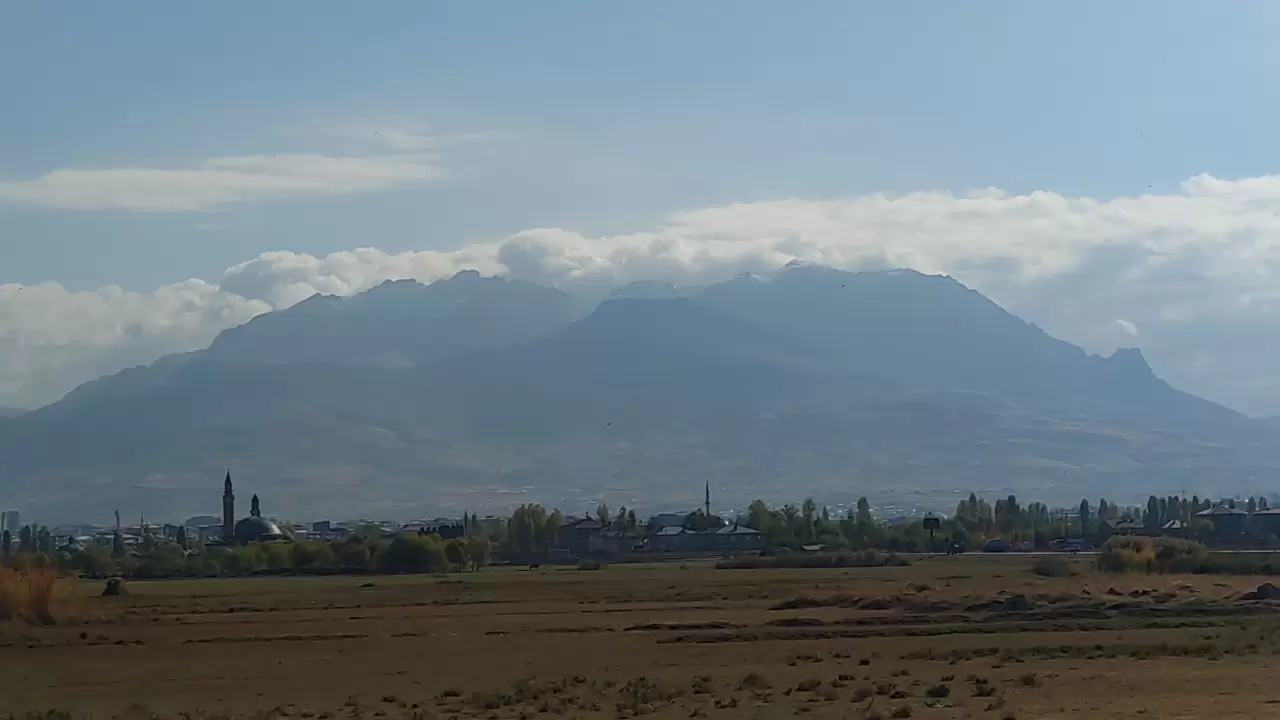 Van'da yüksek kesimlere düşen kar, dağları beyaz örtüyle kapladı 4