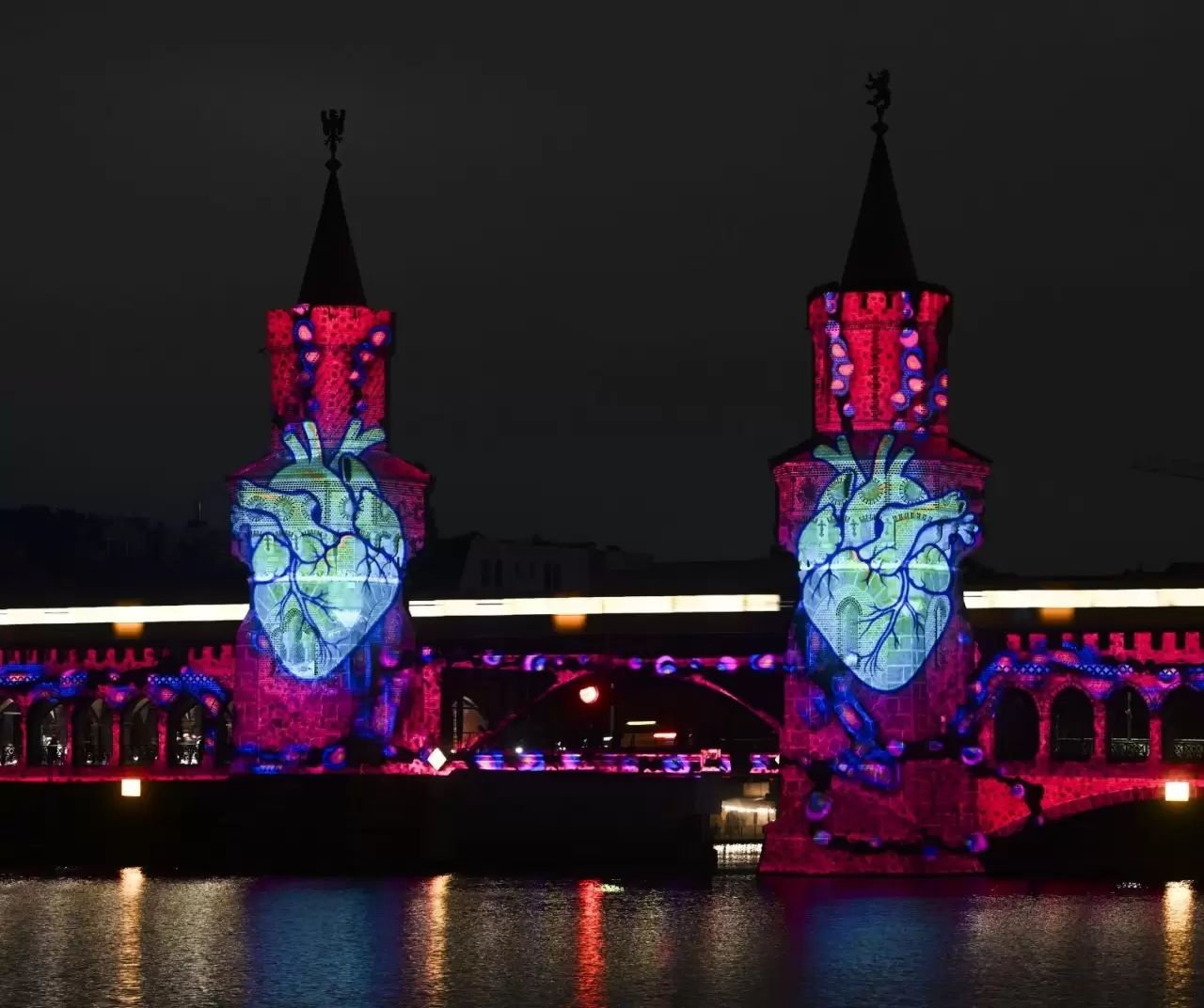 Berlin'deki Oberbaumbrücke Köprüsü ışıklandırıldı 3