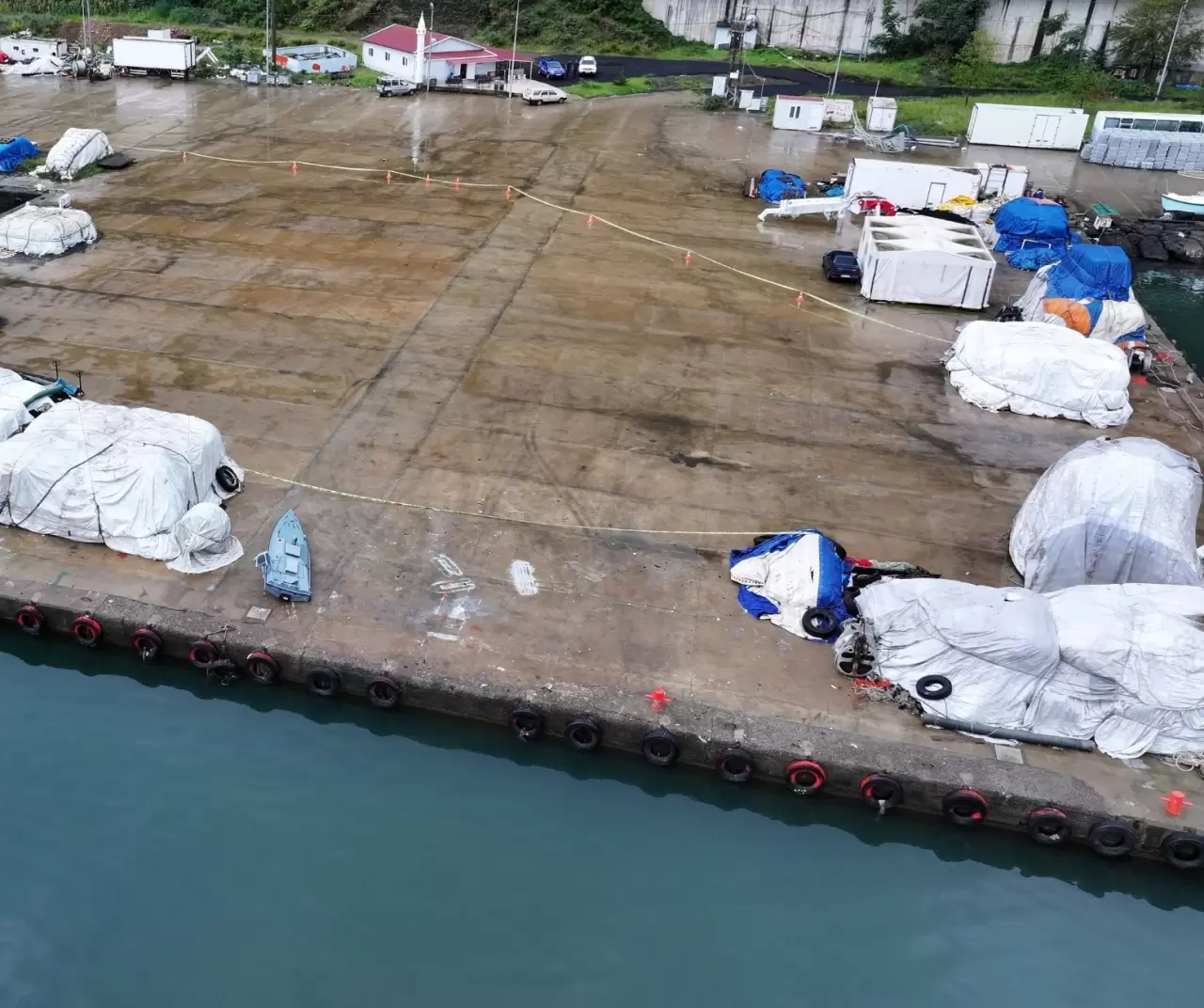 Trabzon Çarşıbaşı’nda balıkçıların ağına takılan insansız deniz aracı panik yarattı 11