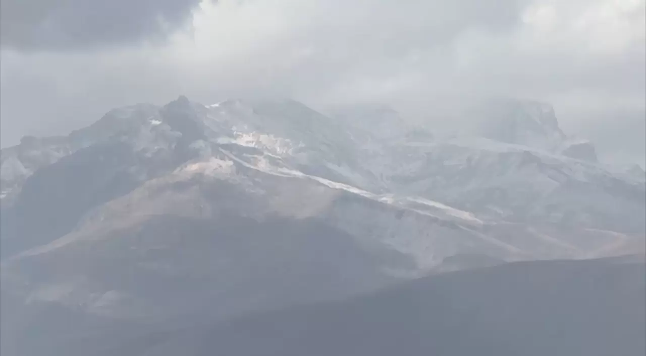 Yüksekova'ya mevsimin ilk karı düştü 2