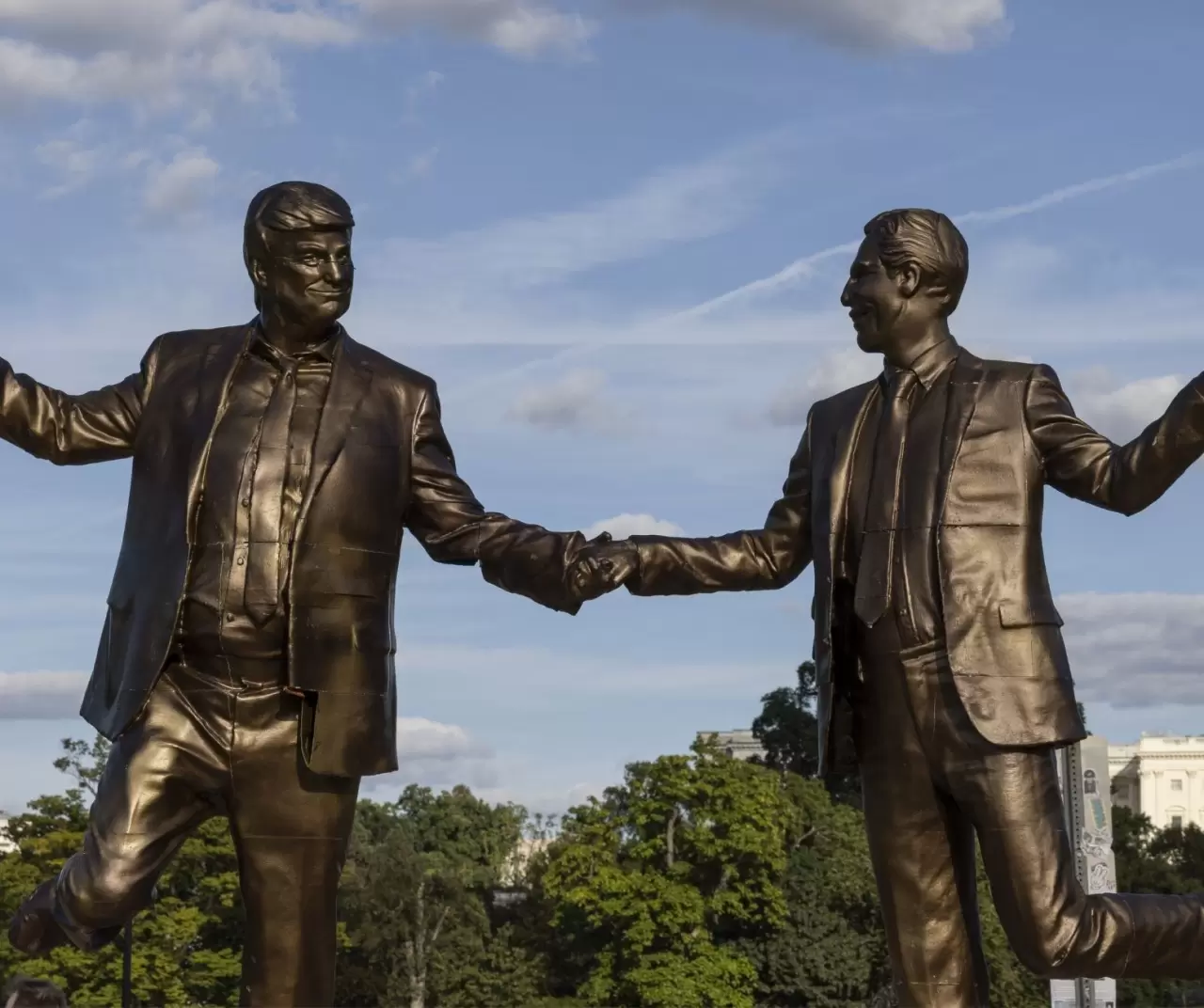 Washington'da Trump - Epstein heykeli yeniden ortaya çıktı 2