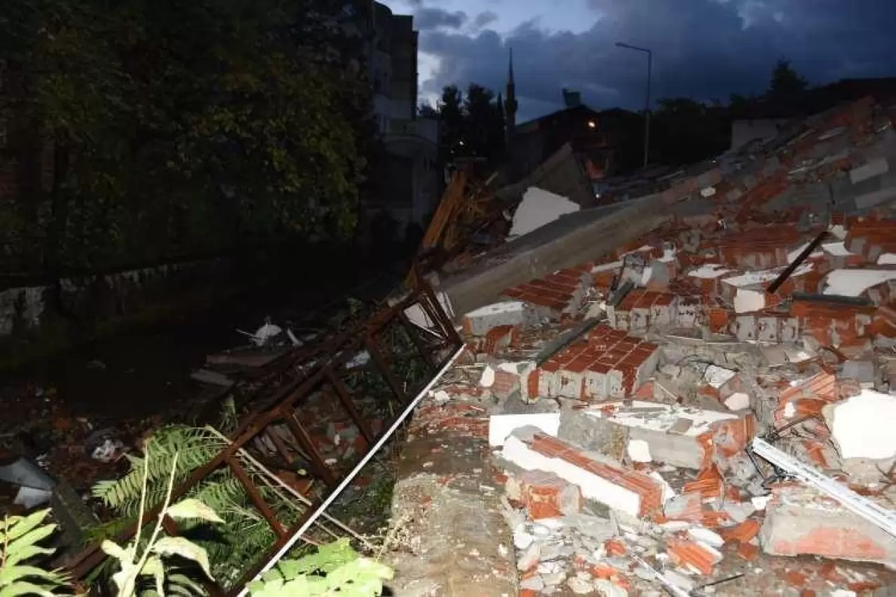 Balıkesir Sındırgı'daki depremin boyutu gün ağarınca ortaya çıktı 14