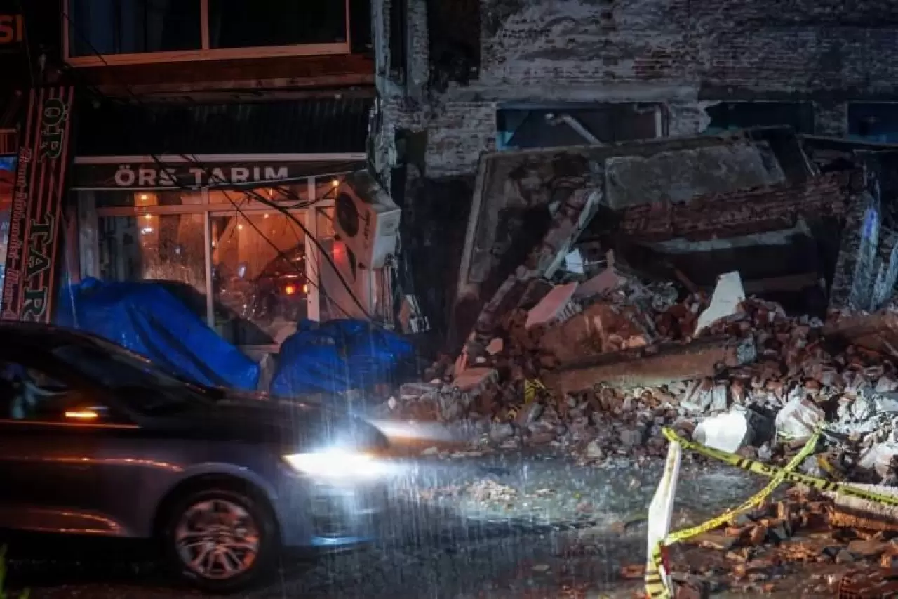 Balıkesir Sındırgı'daki depremin boyutu gün ağarınca ortaya çıktı 5