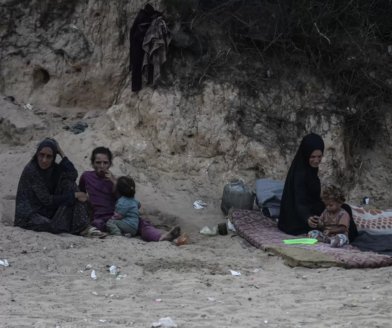Gazze’de hayatta kalma mücadelesi: Filistinliler En-Nuvari Tepesi’nde çadırlara sığındı 7