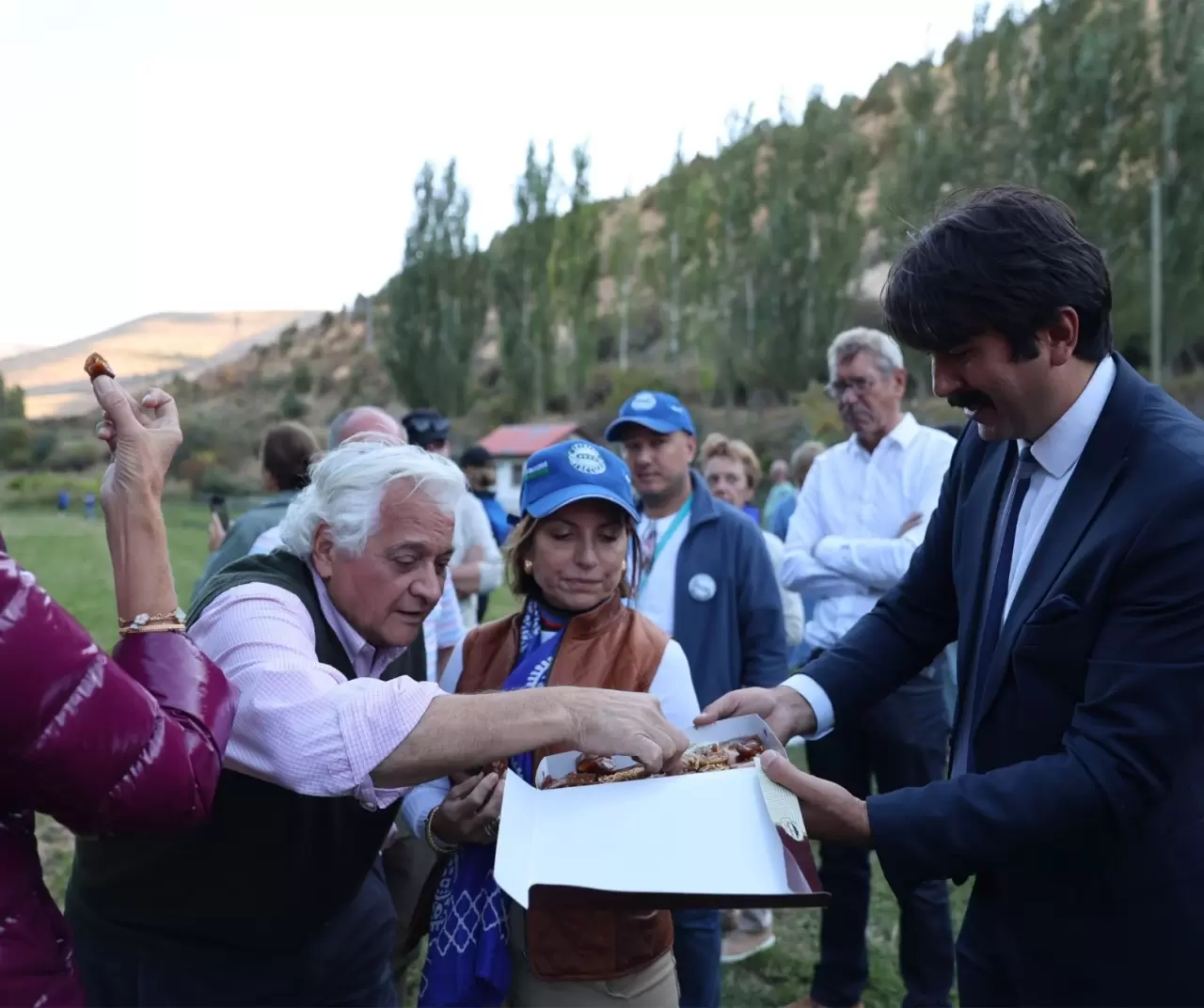 Belçika’dan yola çıktılar: Klasik otomobil tutkunları Bayburt’ta nostalji rüzgarı estirdi 5