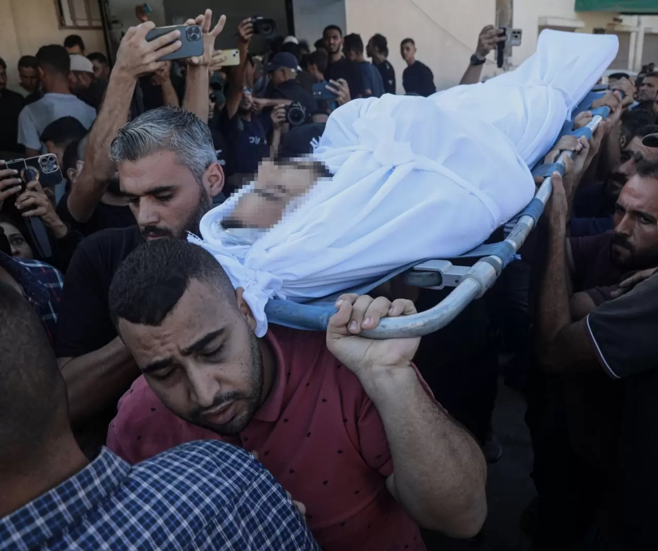 İsrail’in saldırısında yaşamını yitiren gazeteci Yahya Barzak için cenaze töreni düzenlendi 1