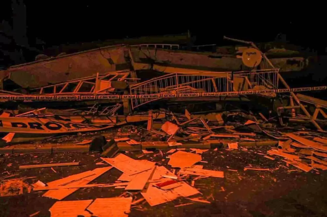 Balıkesir Sındırgı'daki depremin boyutu gün ağarınca ortaya çıktı 2