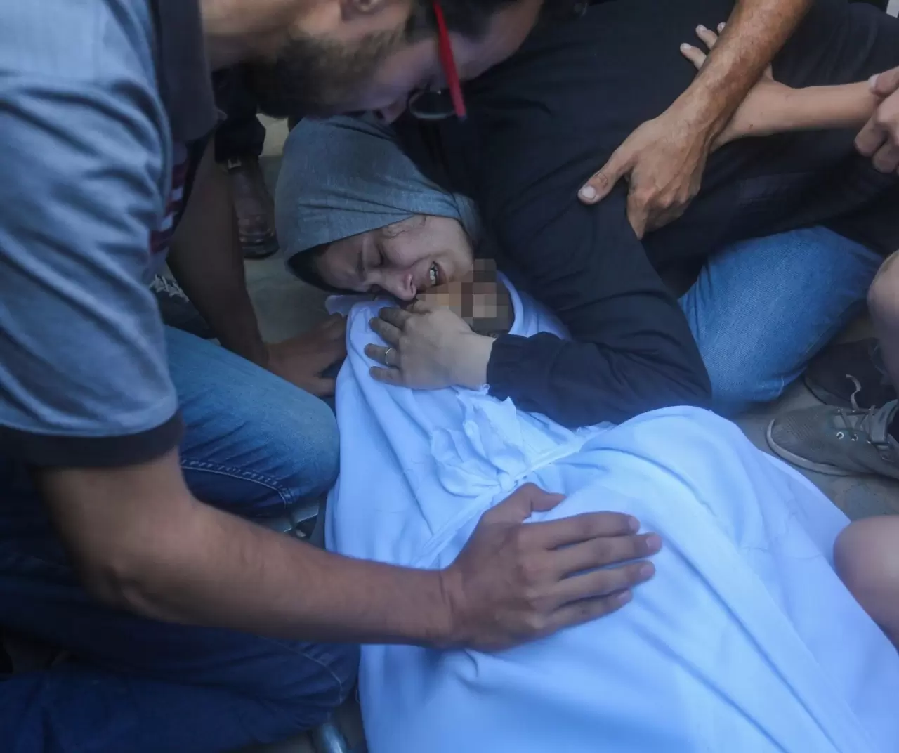 İsrail’in saldırısında yaşamını yitiren gazeteci Yahya Barzak için cenaze töreni düzenlendi 8