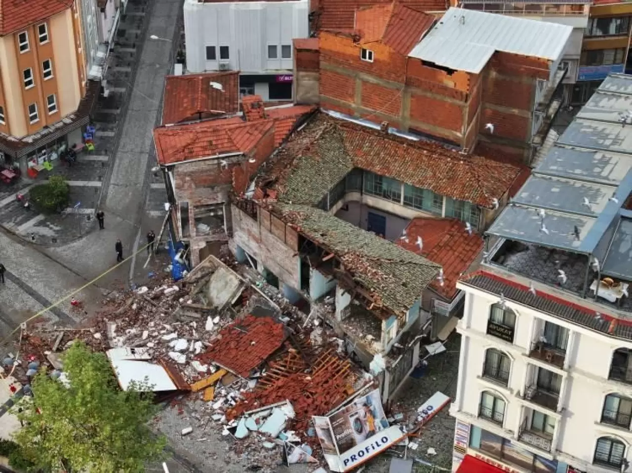 Balıkesir Sındırgı'daki depremin boyutu gün ağarınca ortaya çıktı 6