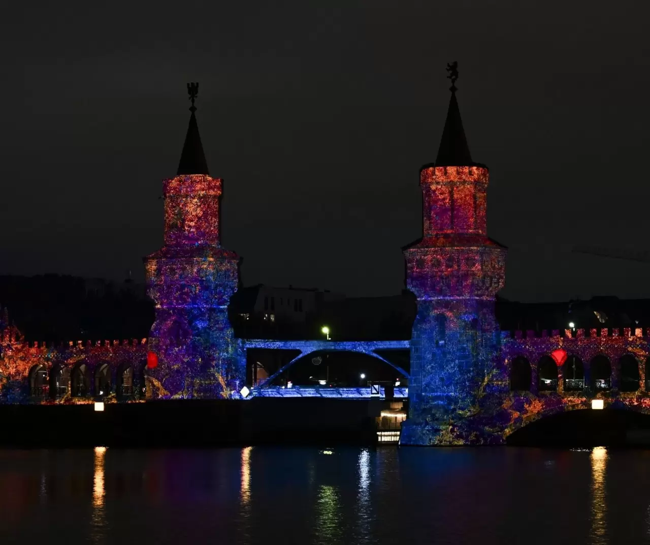 Berlin'deki Oberbaumbrücke Köprüsü ışıklandırıldı 5