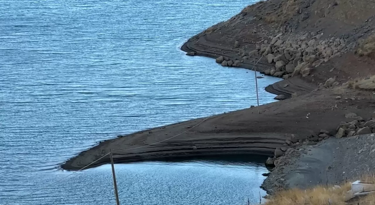 Hakkari’de Dilimli Barajı’nda su seviyesi 10 metre düştü: Kuraklık alarm veriyor 3