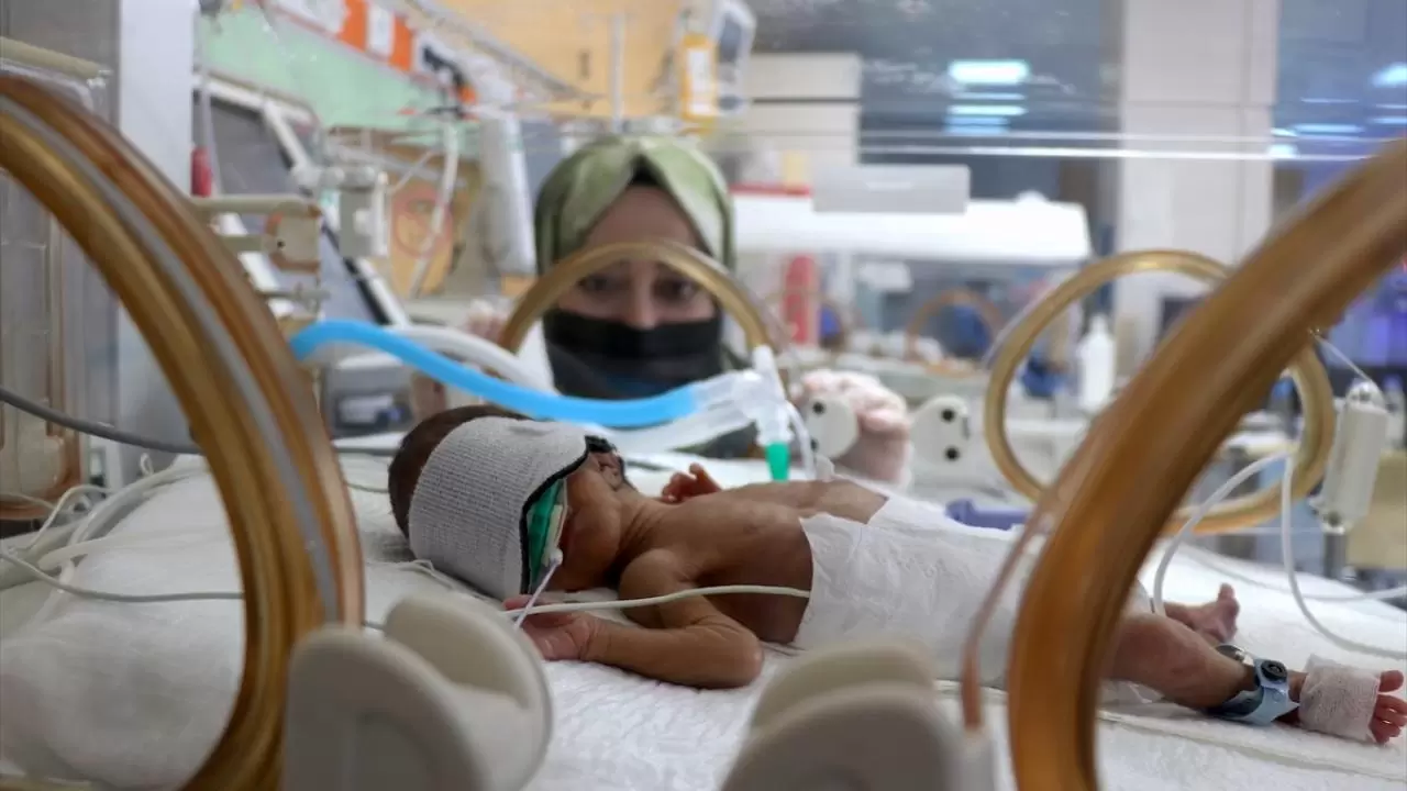 Prematüre ikiz bebekler, sağlık çalışanlarının "şefkat nöbeti" ile hayata tutundu 4