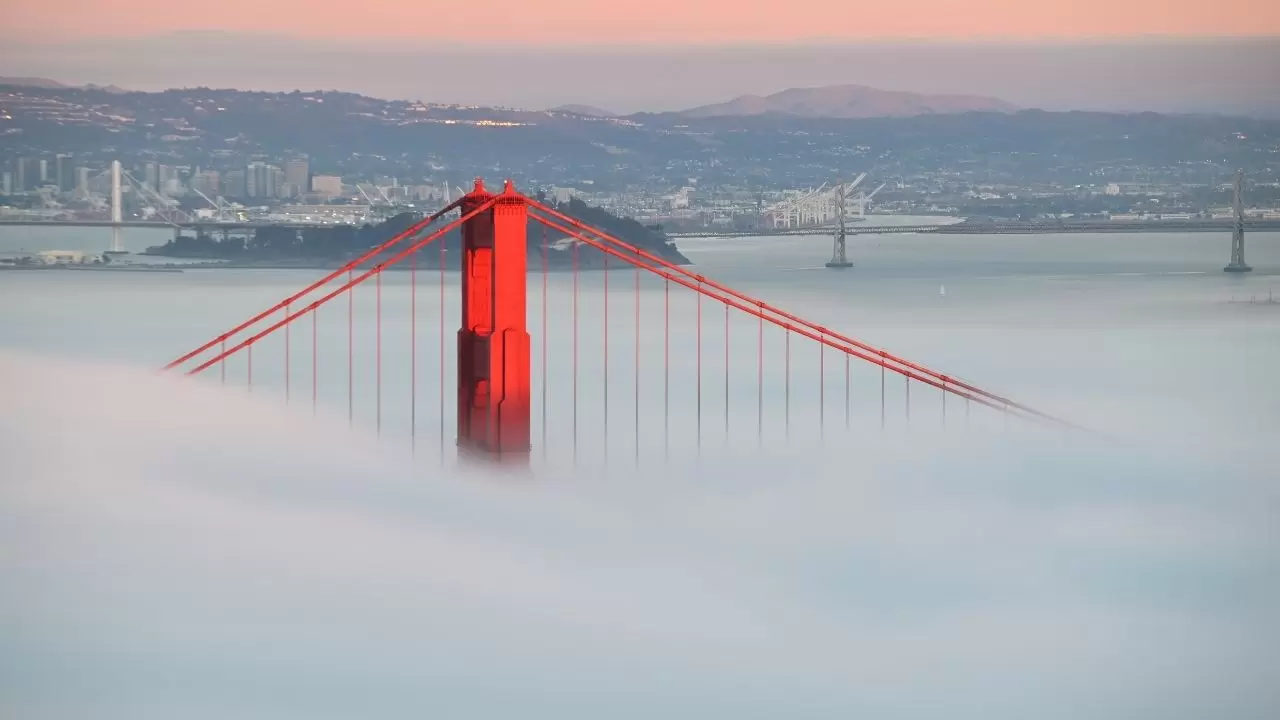 Golden Gate Köprüsü sisler arasında görenleri adeta büyüledi 1