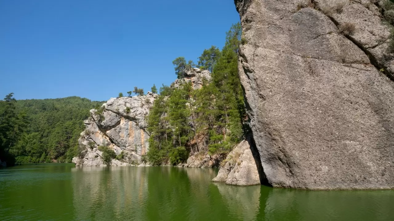 Doğaseverler Karacaören 2 Baraj Gölü'nü tekneyle geziyor 7