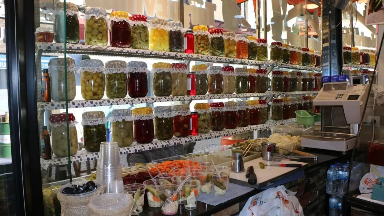 Karşılıklı turşu dükkanı işleten çiftin hikayesi "Neşeli Günler" filmini hatırlatıyor 2