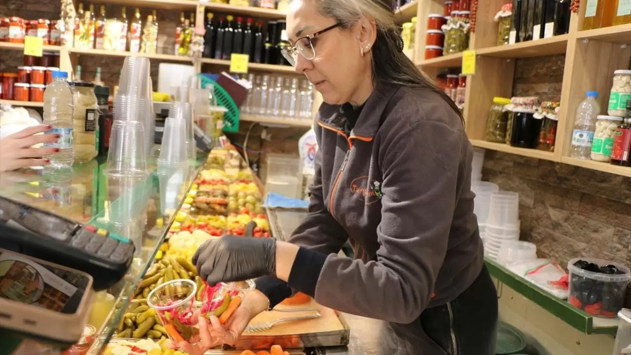 Karşılıklı turşu dükkanı işleten çiftin hikayesi "Neşeli Günler" filmini hatırlatıyor 8