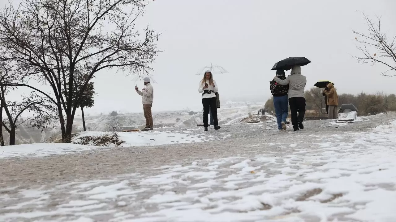 Kapadokya’da mevsimin ilk karı peribacalarını beyaza bürüdü: Masalsı manzaralar turistlerin ilgisini çekti 4