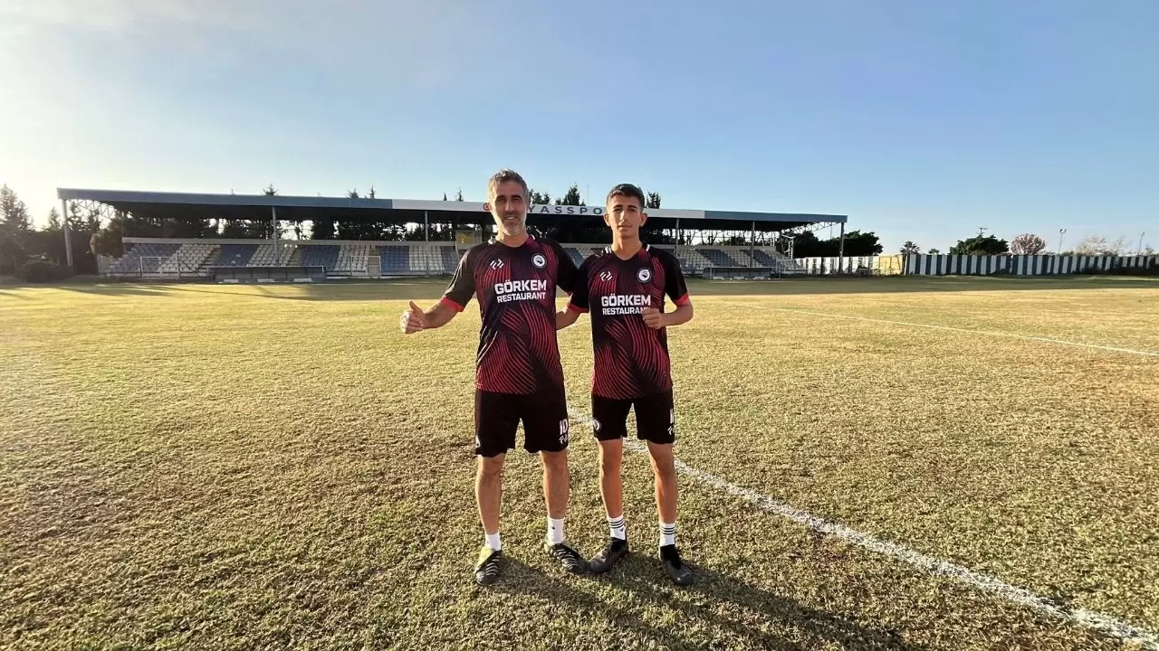 Hatay’da baba-oğul sahada! 42 yaşındaki baba, 16 yaşındaki oğluyla aynı takımda gol peşinde 7