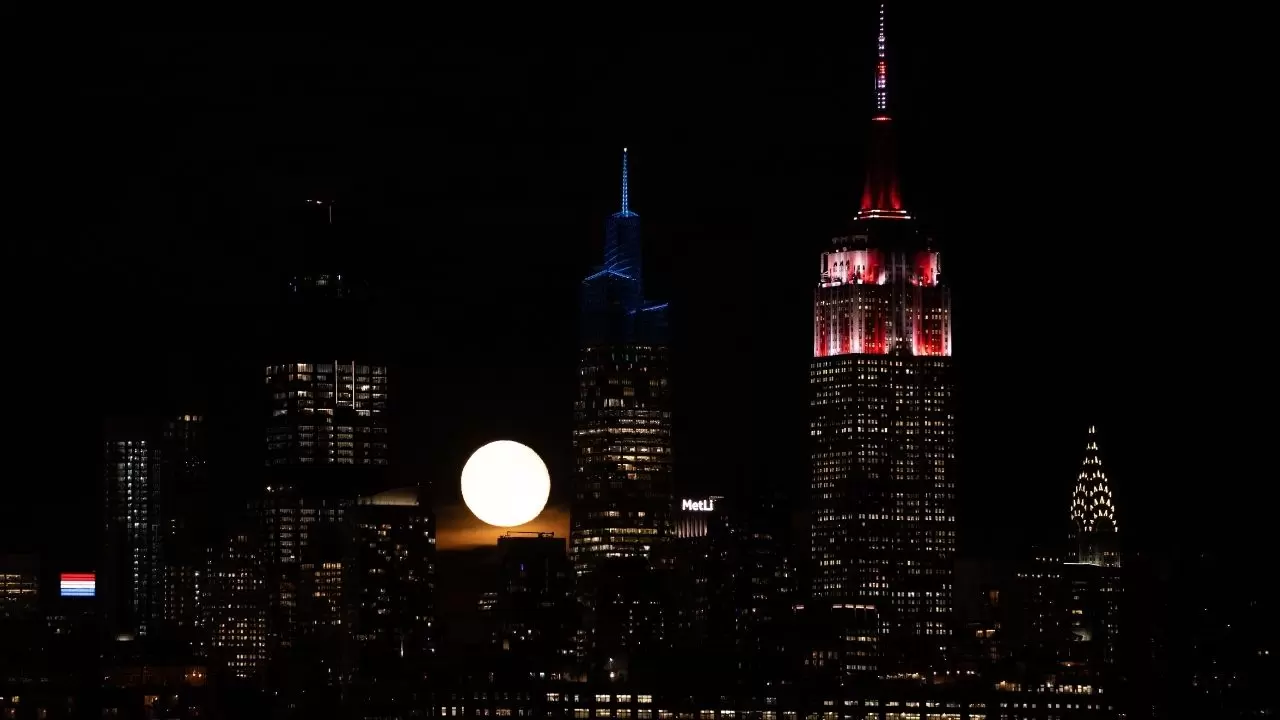 New York’ta “Kunduz Ayı” büyüledi: Gökyüzünde muhteşem dolunay manzarası 3